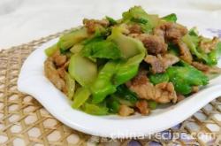 The method of stir frying pork slices with children's vegetables