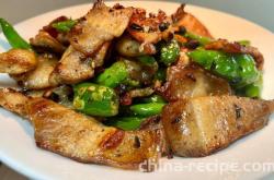 The method of stir frying pork belly with fermented black beans and green peppers