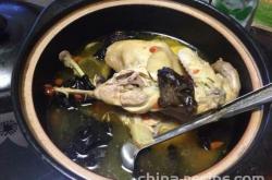 The method of stewing chicken soup with black fungus