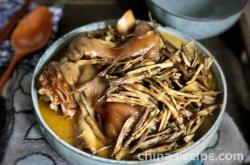 The method of stewing dried bamboo shoots with pork elbow