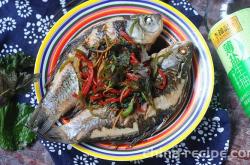 The method of steaming crucian carp in perilla clay pot