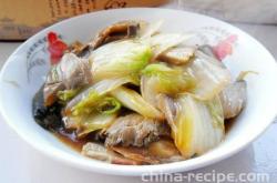 The method of stir frying shiitake mushrooms with cabbage