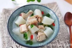 The recipe for white radish and pork rib soup