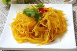 The method of making sour and spicy shredded potatoes