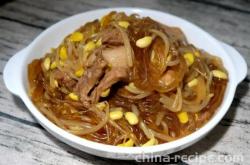 The method of stewed vermicelli with soybean sprouts and pork