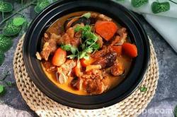 The method of stewing pork ribs with shiitake mushrooms and carrots