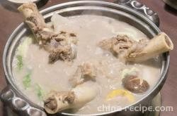 The method of stewing bone soup with firewood