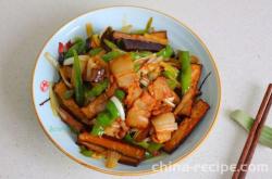 The method of stir frying meat with dried chili and tofu