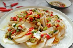 The method of pouring scallion oil over shiitake mushrooms