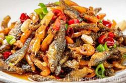 The method of stir frying small fish