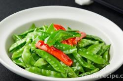 The method of stir frying green beans with vegetarian ingredients