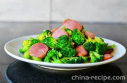 The recipe for stir frying sausage with broccoli