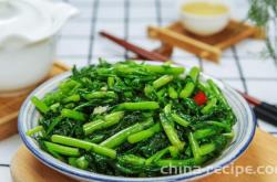 The method of stir frying chrysanthemum