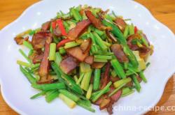 The method of stir frying pork with celery