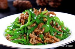 The method of stir frying pork with Hangzhou pepper