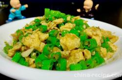 The recipe for stir frying eggs with green peppers