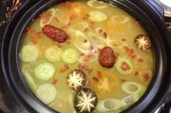 The method of making base ingredients for clear soup hot pot