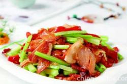 The method of stir frying celery with preserved meat