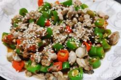 The method of stir frying oysters with chopped peppers