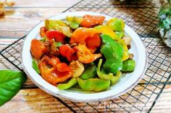 The method of stir frying round peppers with sliced meat