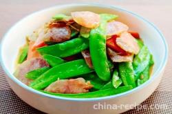 The method of stir frying sausage with pea slices