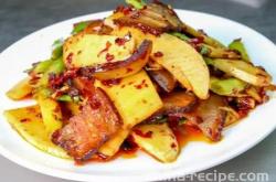 The method of stir frying cured meat with winter bamboo shoots