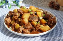 The method of stewing pork ribs with potatoes