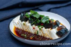 The practice of goldfish Century egg tofu