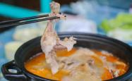 The recipe for hot pot with sour radish and duck soup