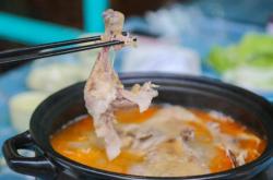 The recipe for hot pot with sour radish and duck soup