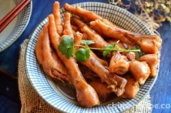 The method of making braised chicken feet