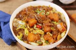 The method of stewing pork and cabbage with potato vermicelli