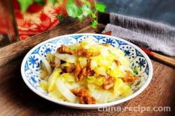 The method of stir frying Chinese cabbage with minced pork