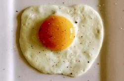 The method of frying eggs in a microwave oven