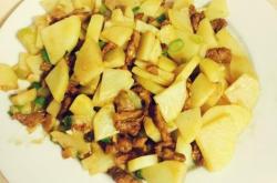 The method of stir frying potatoes with Korean style minced beef