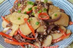 The method of stir frying beef rice cake