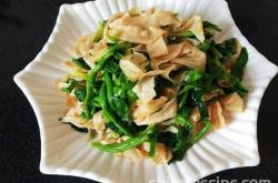 The method of stir frying spinach with tofu skin