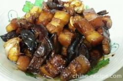 The method of cooking pork belly with mushrooms