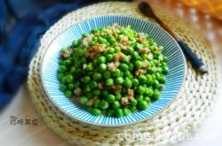 The method of stir frying peas with vegetarian ingredients