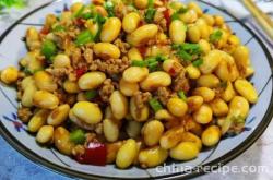 The method of stir frying diced meat with soybean kernels