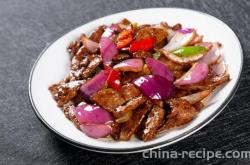 The method of stir frying pork liver with onions