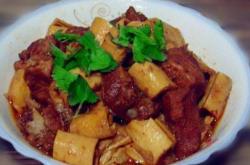 The recipe for braised pork ribs and tofu