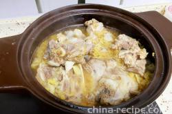 Pickled Chinese cabbage Stewed with Big Bone Stick