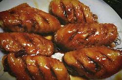 The recipe for cooking cola and chicken wings in an electric rice cooker