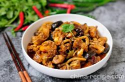 The method of stir frying chicken with black fungus