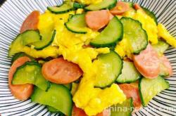 The method of stir frying cucumber, ham and eggs