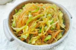 The method of stir frying vermicelli with cabbage