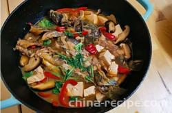 The method of stewing tofu with small fish