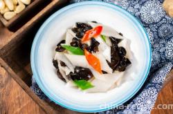 The method of stewing yam slices with black fungus