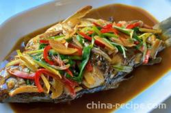 The method of braised crucian carp